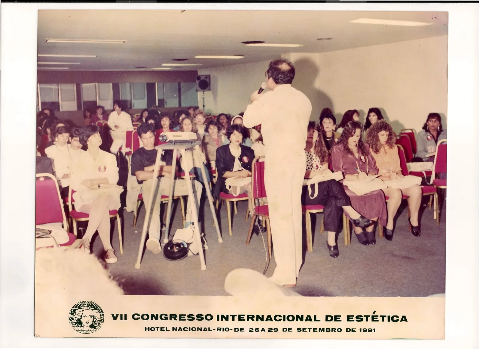 Dr. José dos Santos Bussade palestrando para plateia lotada no VII Congresso Internacional de Estética, 1991