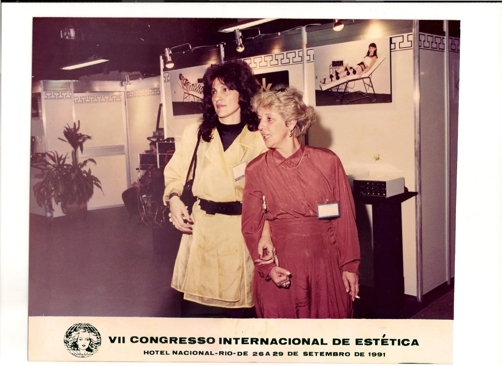 Visitantes no stand durante o VII Congresso Internacional de Estética, 1991